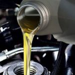 زيت المحرك: قلب الأداء وحارس حياة محرك سيارتك