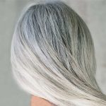 لماذا يشيب شعرنا وما السن الطبيعية لظهور الشيب؟
