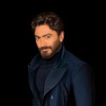 تامر حسني يُفاجئ الجمهور بمظهر غريب.. فيديو