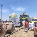 بالصور.. قطار يصطدم بحافلة للزائرين في صلاح الدين