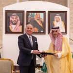 العراق يسلّم الملك السعودي دعوة رسمية لحضور قمة بغداد