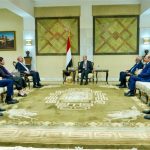 وزير الخارجية يسلم الرئيس اليمني دعوة لحضور قمة بغداد