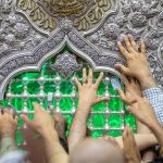 صور توثق الأجواء داخل ضريح الإمام الحسين في كربلاء