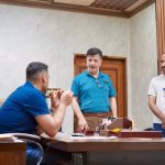 يستقبل المراجعين في مقر المديرية ويوجه أقسامها بحل مشاكلهم ..