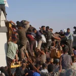 استشهاد 20 مدنيًا وإصابة العشرات في انقلاب شاحنة مساعدات وسط غزة