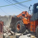 خلال حملة إزالة تجاوزات ببغداد.. متجاوز يتسلق “الوحش الأصفر” ويعتدي على سائقه